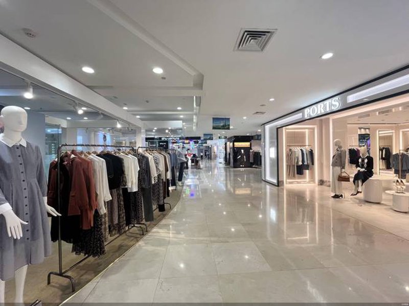 伊山镇服装店